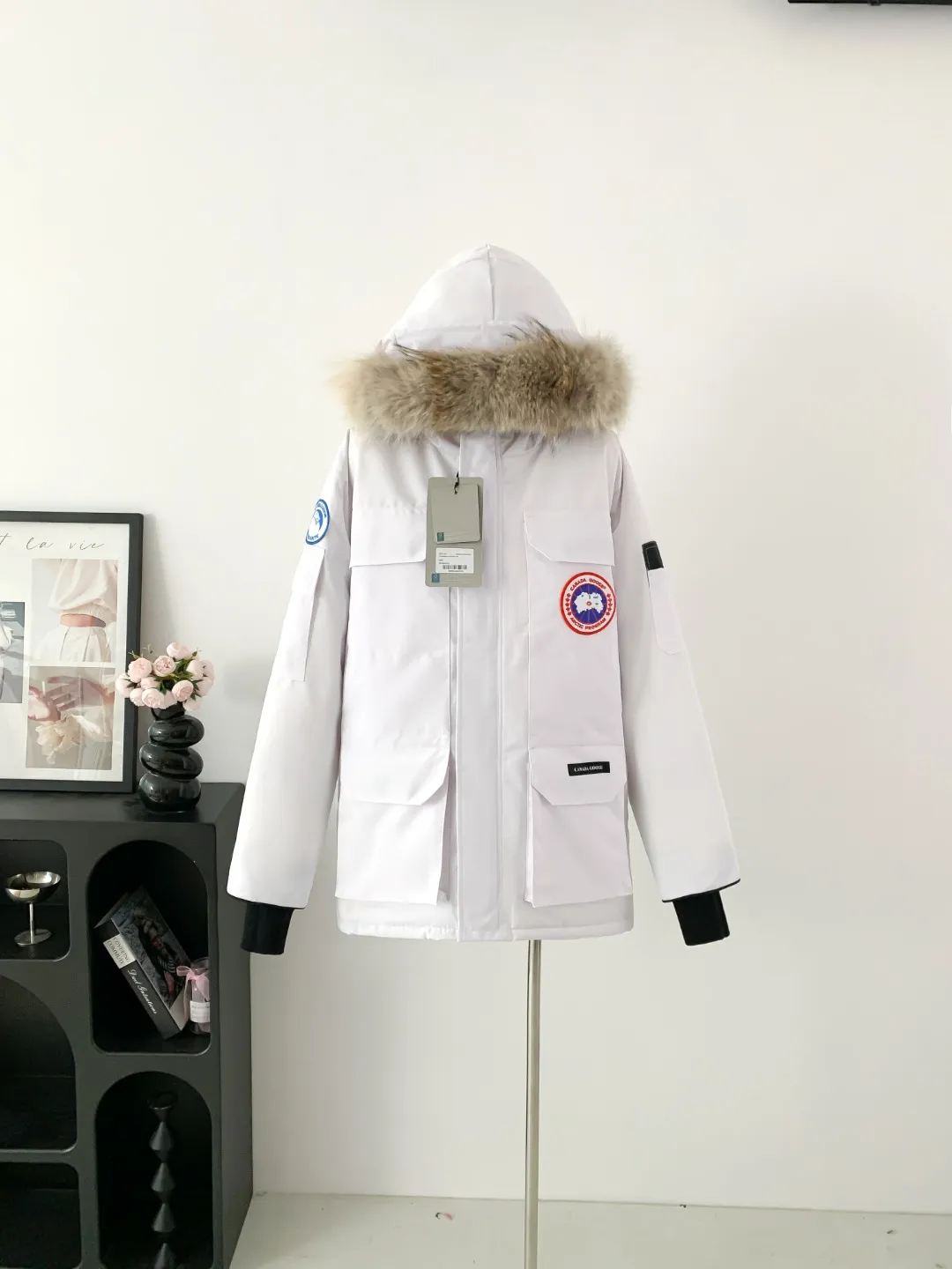 P780 Fake model pictures were taken at home. Colleagues please do not pass them off as stolen pictures! Style number: Y60-🇨🇦CANADA GOOES 24 new styles 08 styles/couple styles Factory direct supply: supplying global purchasing agents, micro-businesses, entities, Tmall, high-end stalls and studio cooperation, free shipping! Canada Goose Expedition Parka 2008 is the same style for men and women. It is mid-length and the most timeless classic. All Arctic and Antarctic scientific expedition teams choose Canada Goose as their cold-proof equipment. It is the Rolls-Royce of down jackets. ➖ Industry-leading anti-counterfeiting chip sensing. ➖ Imported Behringer embroidery machines and customized embroidery labels, the highest level and industry leading. ➖ Imported Korean 21-count polyester-cotton blended original fabric, TC85 waterproof coated fabric, water-repellent, windproof and wear-resistant. ➖ The new national standard 80 white duck down is filled with an average of 520 grams of down. The amount of down filled is industry-leading. ➖ 100% nylon lining with double double-layer sealing design to prevent velvet running, and seamless thread design on the cuffs! ➖ Western Canadian Green Wolf Collar. ➖ Yoshida YKK provides original factory-customized electroplated sliders. YKK two-way lockable zippers are tight and smooth and do not peel off paint. ➖ 3M composite Velcro is durable and the accessories and hardware are all custom-made. Note: Our copywriting is only simple and clear. Instead of bragging about the copywriting, it is better to compare and understand with samples. Only for the purest goose, the most dedicated, the most professional, the highest quality, the highest cost performance! Color: white red blue gray camouflage navy black SIZE:XS-XXL